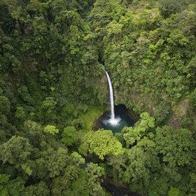 Wasserfall von oben mitten im Regenwald