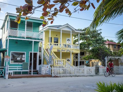 Belize Rundreise - Bunte Häuser auf Caye Caulker