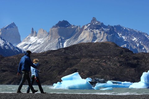 Chile Gruppenreise - zwei Wanderer mit den Bergen des Torres del Paine im Hintergrund