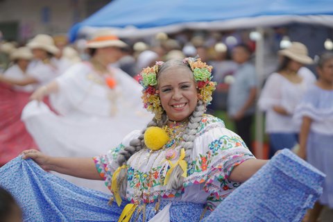 panama gruppenreise - Pollera Tracht