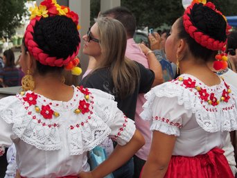 Frauen in Tracht in Mexiko