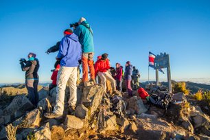 Reisegruppe beim Wandern auf dem Gipfel des Cerro Chirripo