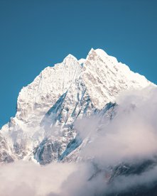 Schneebedeckter Gipfel im Himalaya