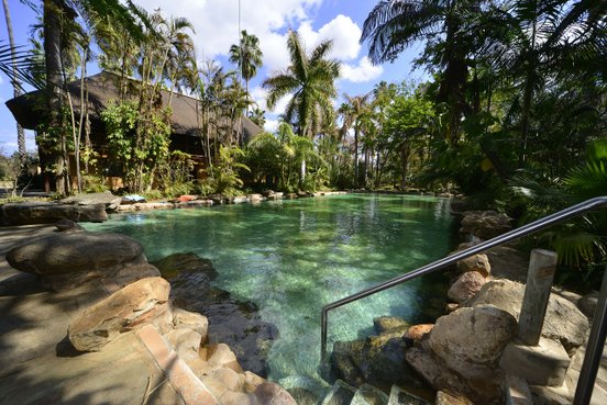 Großer Pool in der Makutsi Lodge in Südafrika