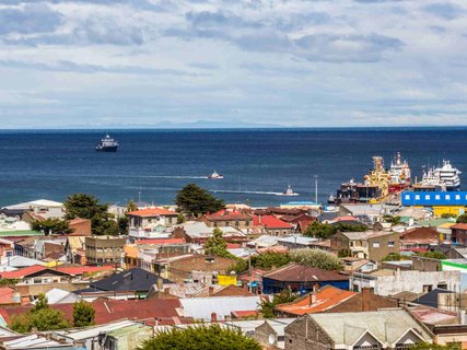 Patagonien Gruppenreise - Blick über Punta Arenas bis zum Meer