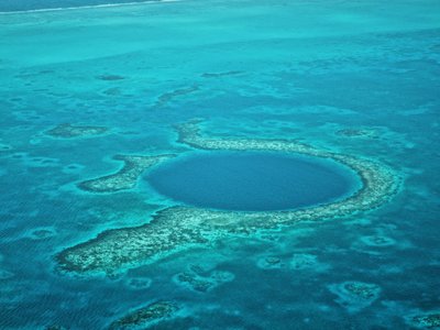 dunkelblaues Loch im Meer - Belize Highlights