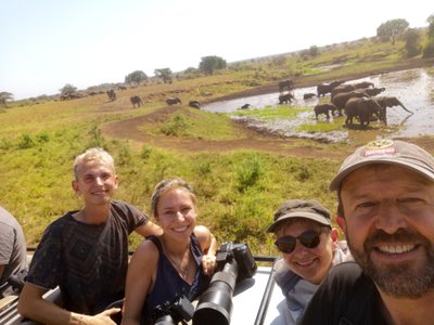 Beste reisezeit Uganda - eine familie lächelt in die Kamera bei einem Selfie