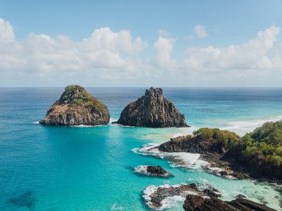 türkisblauer Strand mit Steinklippen - Brasilien Highlights