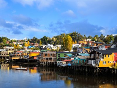 Bunte Häuser an einem Fluss in Chile