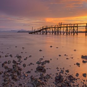 Ein Steg im Meer bei Sonnenuntergang