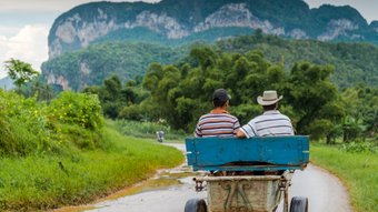Zwei Mnner mit Hut in einer Kutsche in Viñales