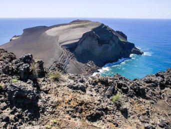 Schwarze Küste auf der Insel Faial