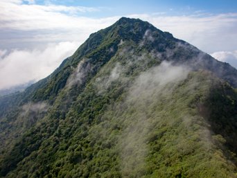 Berg und ein paar Wolken im Regenwald von Nicaragua