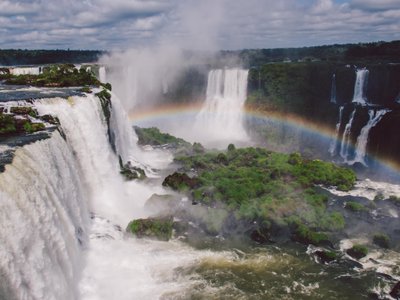 Iguazu Wasserfälle mit Regenbogen