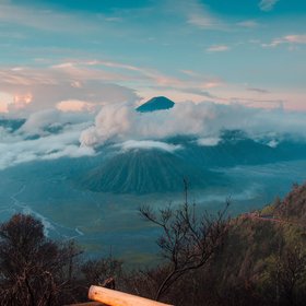 Wolken zwischen Vulkanen auf Java