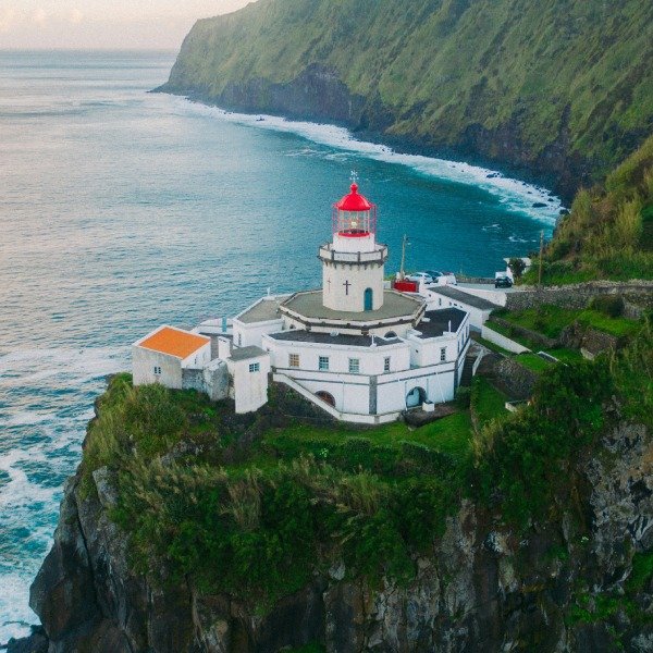 Leuchtturm an den Klippen der Azoren
