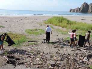 Menschen in Sámara sammeln Müll am Strand