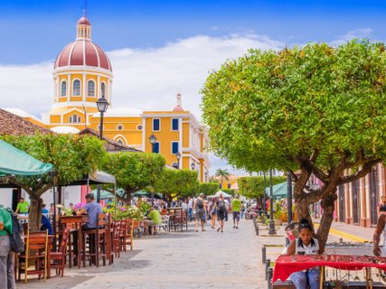 ????????????????????????????????????????????????????????????????????????????????????????????????????? GRANADA, NICARAGUA - APRIL 28, 2016: View of market stalls at a colorful street in Granada, Nicaragua
