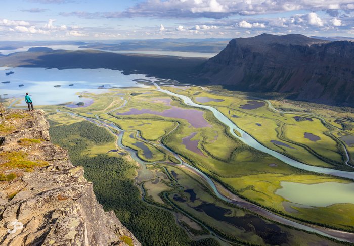 Türkisblauer Fluss von oben in Schweden