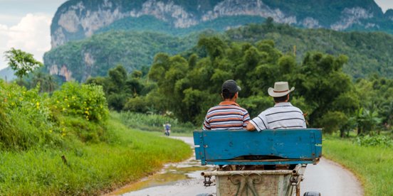 Zwei Mnner mit Hut in einer Kutsche in Viñales