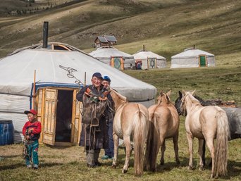 Mongolei Nomadenvolk vor zelten mit Pferden stehend