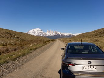 auto auf schotterstrasse