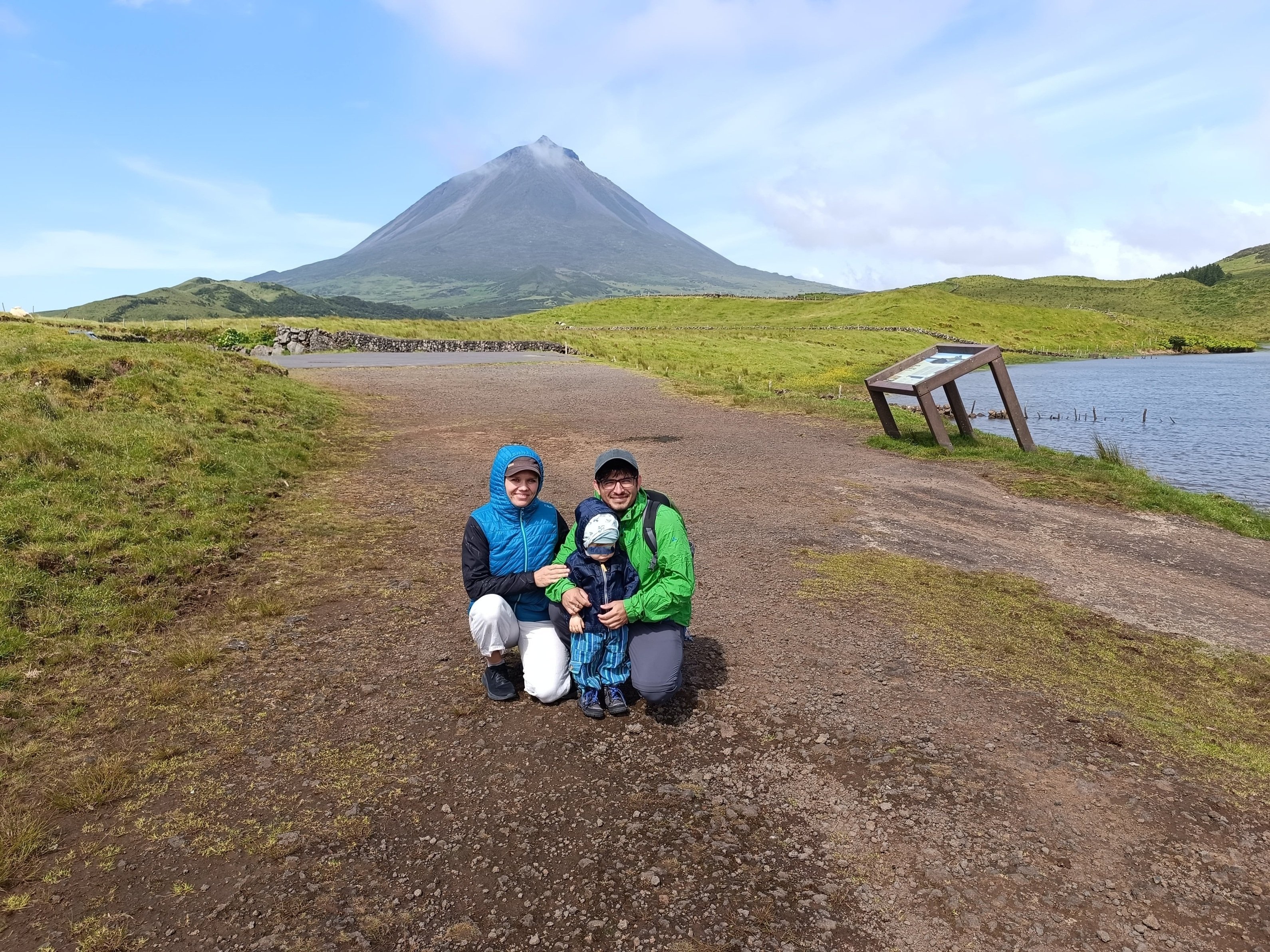 Familie vor dem Vulkan Pico auf den Azoren