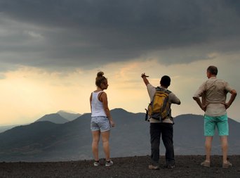 Drei Menschen auf dem Gipfel des Cerro Negro