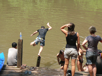 Schwimmen in einem braunen Fluss mit Piranhas