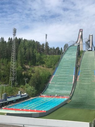 Skisprungschanze und Schwimmbad kombiniert