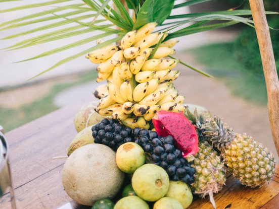 Obstarrangement mit Banane, Ananas, etc. 