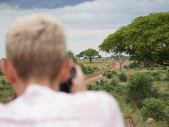 Tourist fotografiert die Landschaft Ugandas