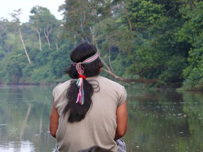 Einheimischer Sitz auf Fluss - Ecuador Highlights