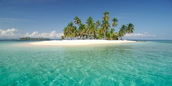 Kleine Insel im Meer mit einer Palme und türkisblauem Wasser