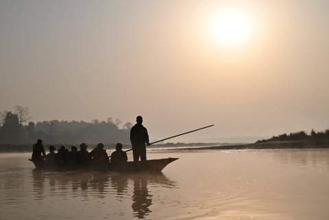 Nepal Gruppenreise - Einheimische beim Überqueren eines Flusses