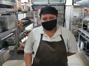 Köchin mit Maske