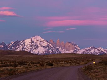 pastellfarbener sonnenaufgang im torres del paine nationalpark