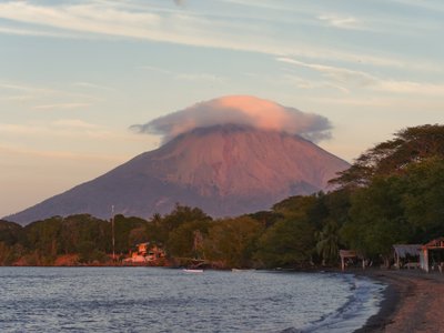 Sonnenuntergang an See mit Vulkan im Hintergrund - Nicaragua Highlights
