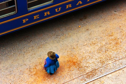 Peru Gruppenreise - Frau in blau läuft zum Zug