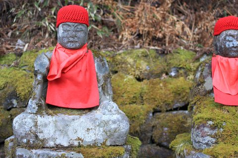 Japan Rundreise 2 Wochen buddha statuen mit mütze und schal