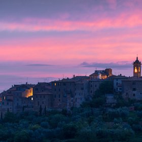 Pinker Himmel hinter einer kleinen Stadt in der Toskana