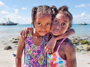 Zwei kleine Mädchen am Strand