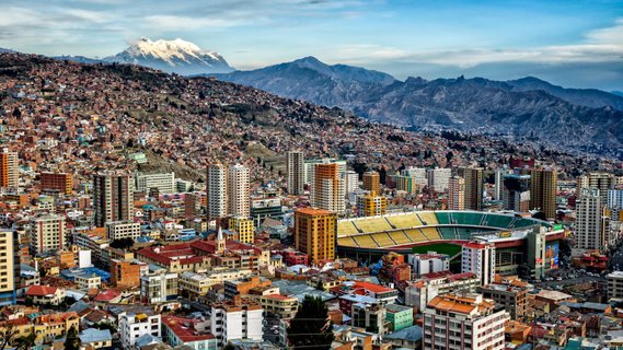 Bolivien Rundreise - Blick auf die Stadt La Paz mit Bergen im Hintergrund