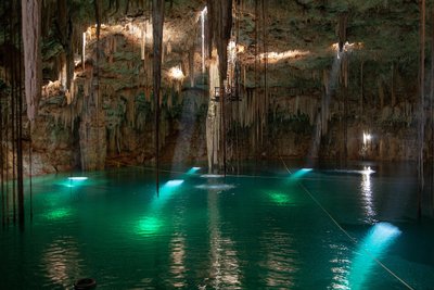 Mit Wasser gefüllte Höhle in Mexiko