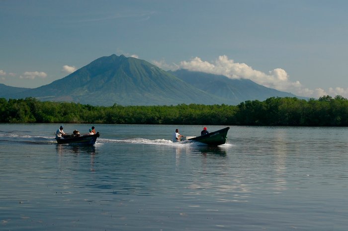 Boote auf einem See in El Salvador