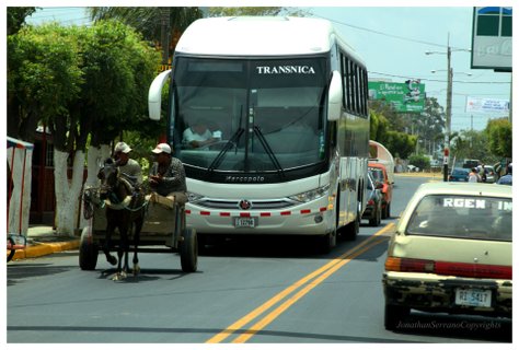 Nicaragua Rundreise - Kutsche und Bus auf der Straße unterwegs