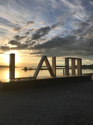 LAIM Schriftzug vor einem See bei Sonnenuntergang