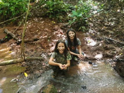 Costa Rica Familienreise - Mädchen im Schlamm