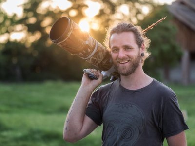 Profi-Fotograf Sven Herdt mit Kamera