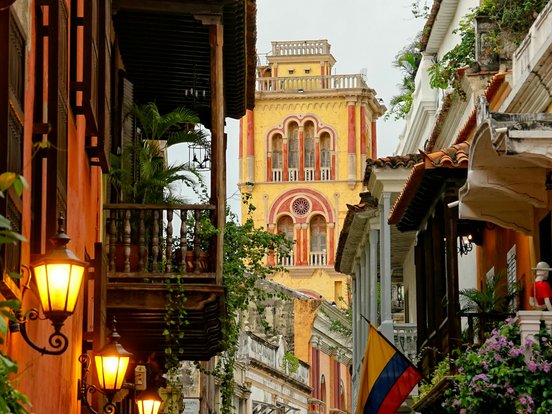 Bunte Gebäude schön beleuchtet in der Abenddämmerung in Cartagena, Kolumbien
